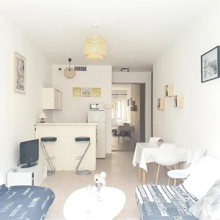 Sainte Maxime Grand Studio Climatise Proche Du Bord De Mer